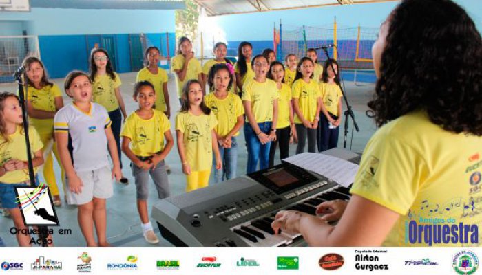 Coral da paz formado por alunos da Orquestra em Ação se apresentam em festa das crianças na escola Jose Francisco.