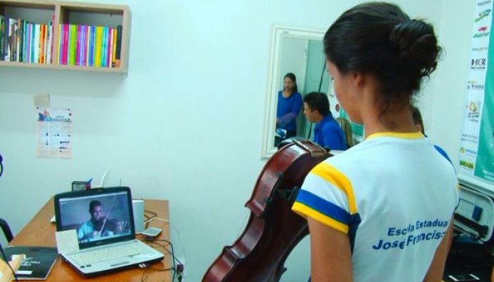 Projeto Orquestra em Ação usa vídeo conferência em aulas