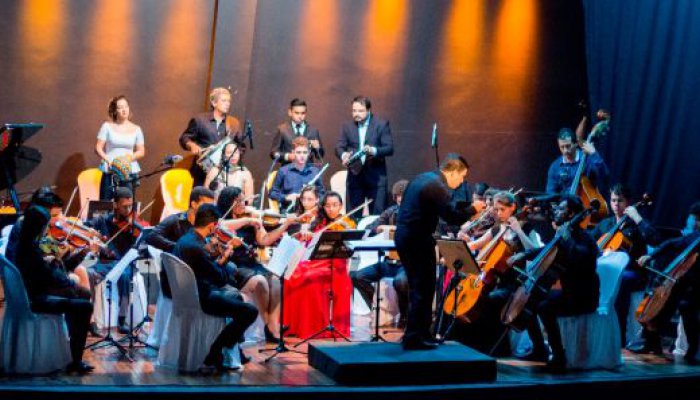Concerto da Orquestra em Ação lota Teatro Dominguinhos