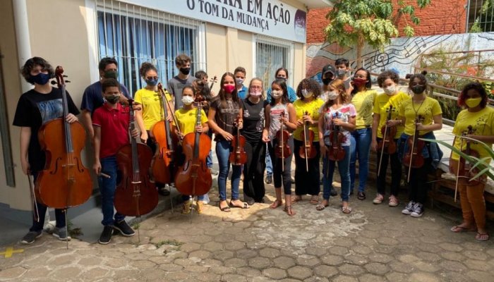 Veja imagens das atividades com alunos de violino e violoncelo no Projeto Orquestra em Ação 