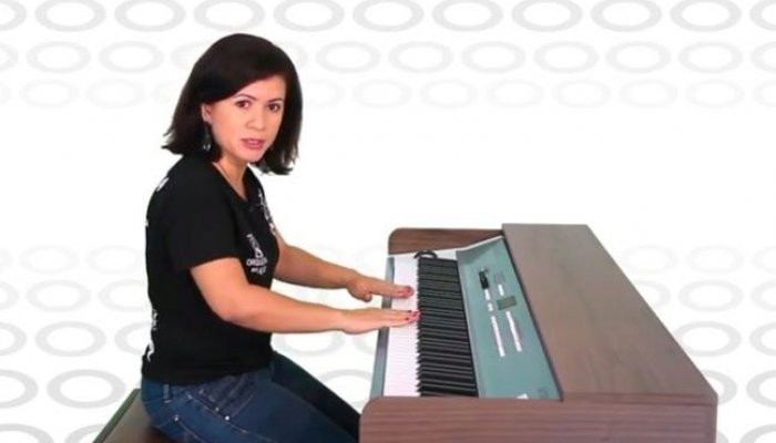 Professora do Projeto Orquestra em Ação demonstra como é a postura ideal para tocar piano